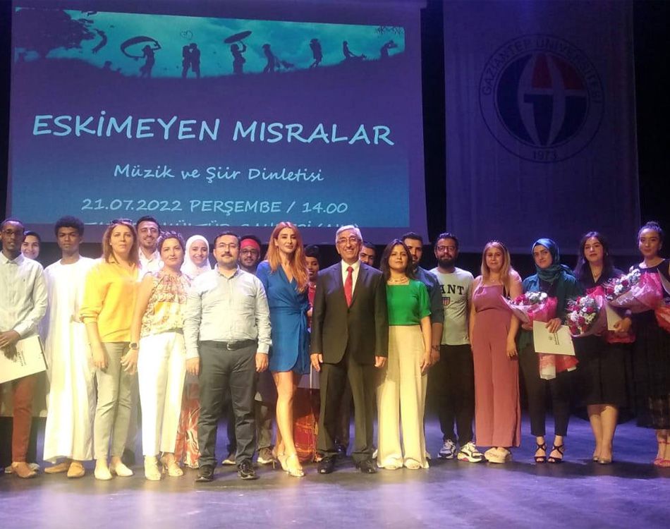 ULUSLARARASI ÖĞRENCİLERDEN TÜRKÇE ŞİİR DİNLETİSİ