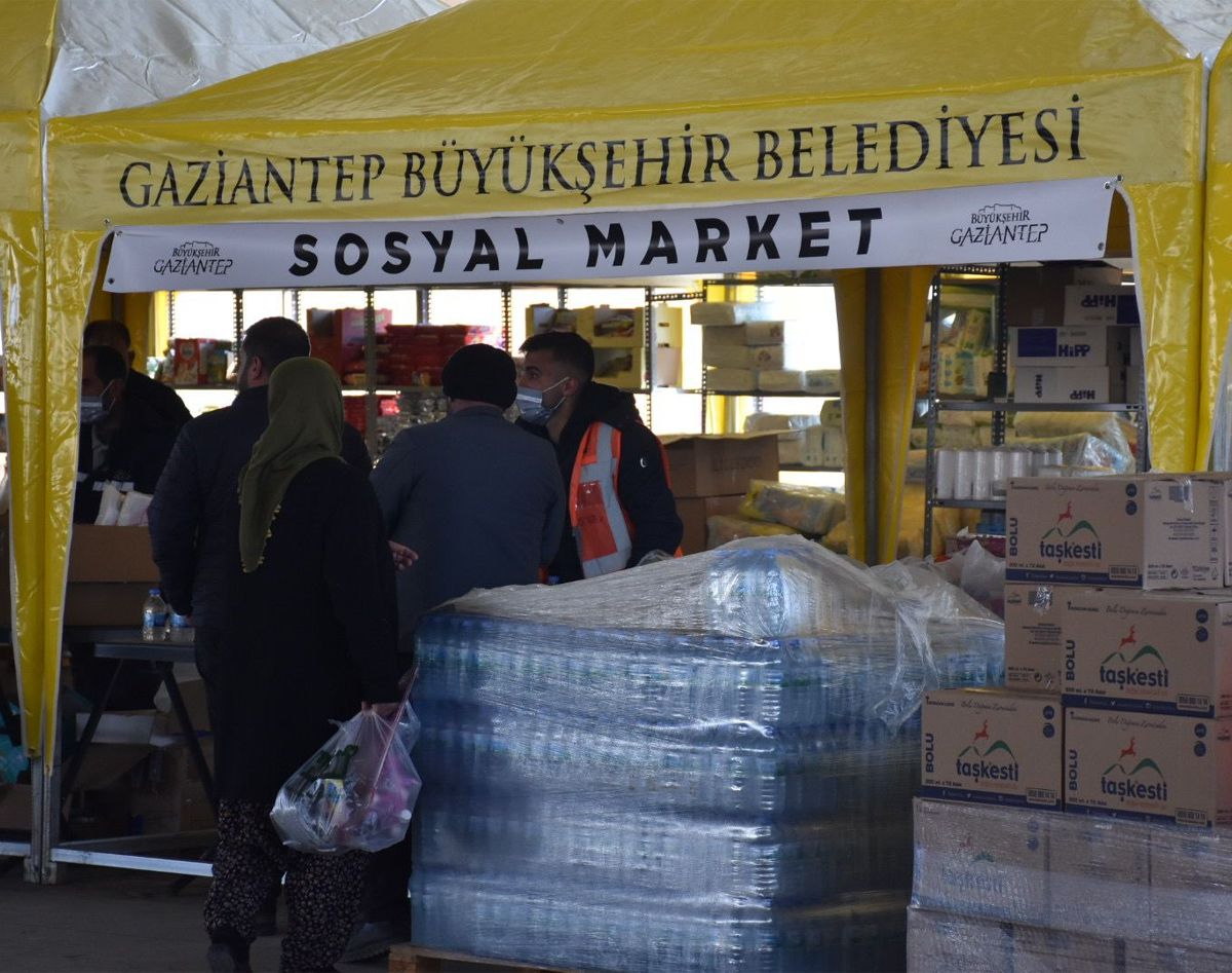 BÜYÜKŞEHİR’İN SOSYAL MARKETLERİ İHTİYAÇLARA YANIT VERMEYE DEVAM EDİYOR