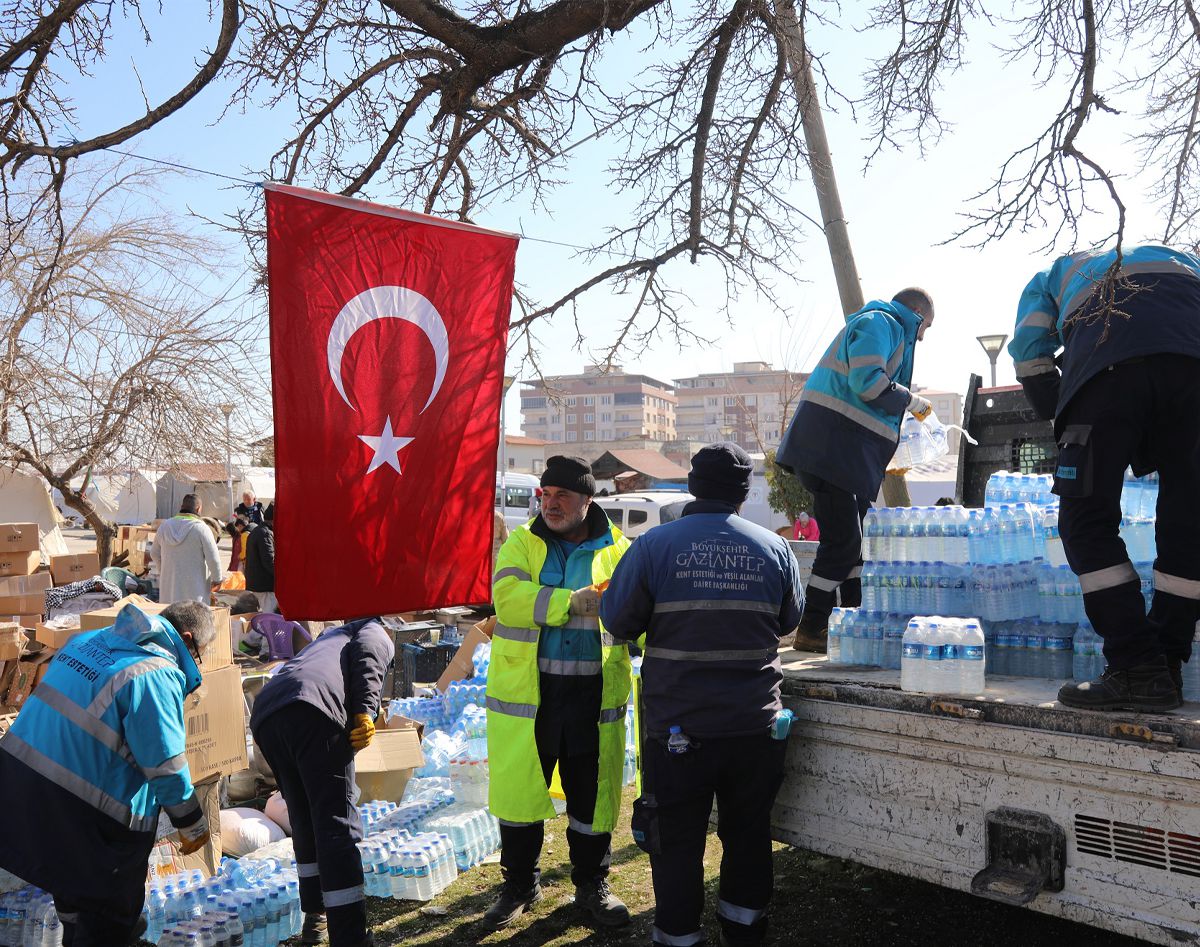 ŞAHİN, YAŞAMIN NORMALLEŞMESİ İÇİN GECE GÜNDÜZ EKİPLERİN ÇALIŞTIĞINI SÖYLEDİ